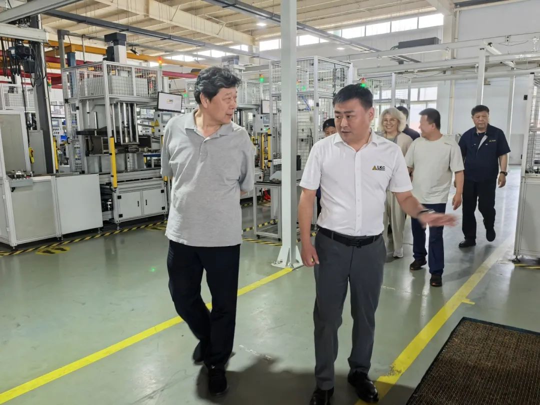 1750403002290721.jpg 中國液壓氣動密封件工業協會理事長杜旭東一行蒞臨我公司參觀指導2.jpg